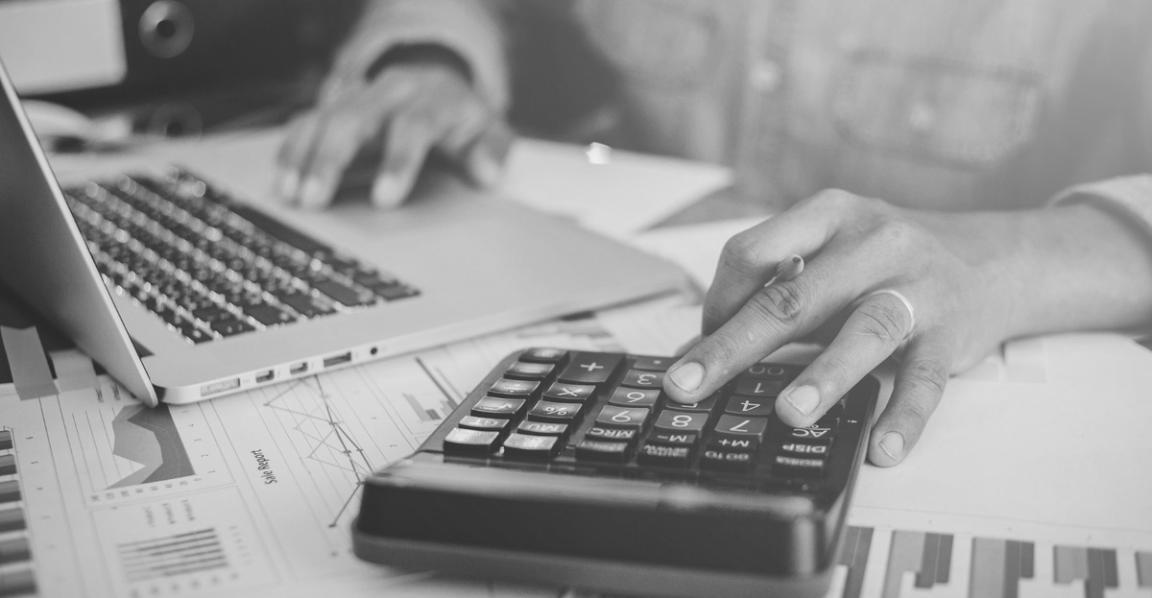 Analytische Arbeit mit Finanzberichten und detaillierten Modellierungsunterlagen