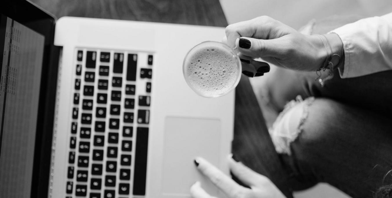 Detaillierte statistische Auswertung mit Diagrammen und Analysetools auf einem Arbeitsplatz